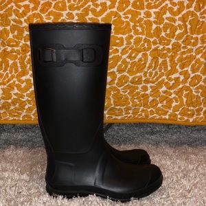 Black rainboots size 7